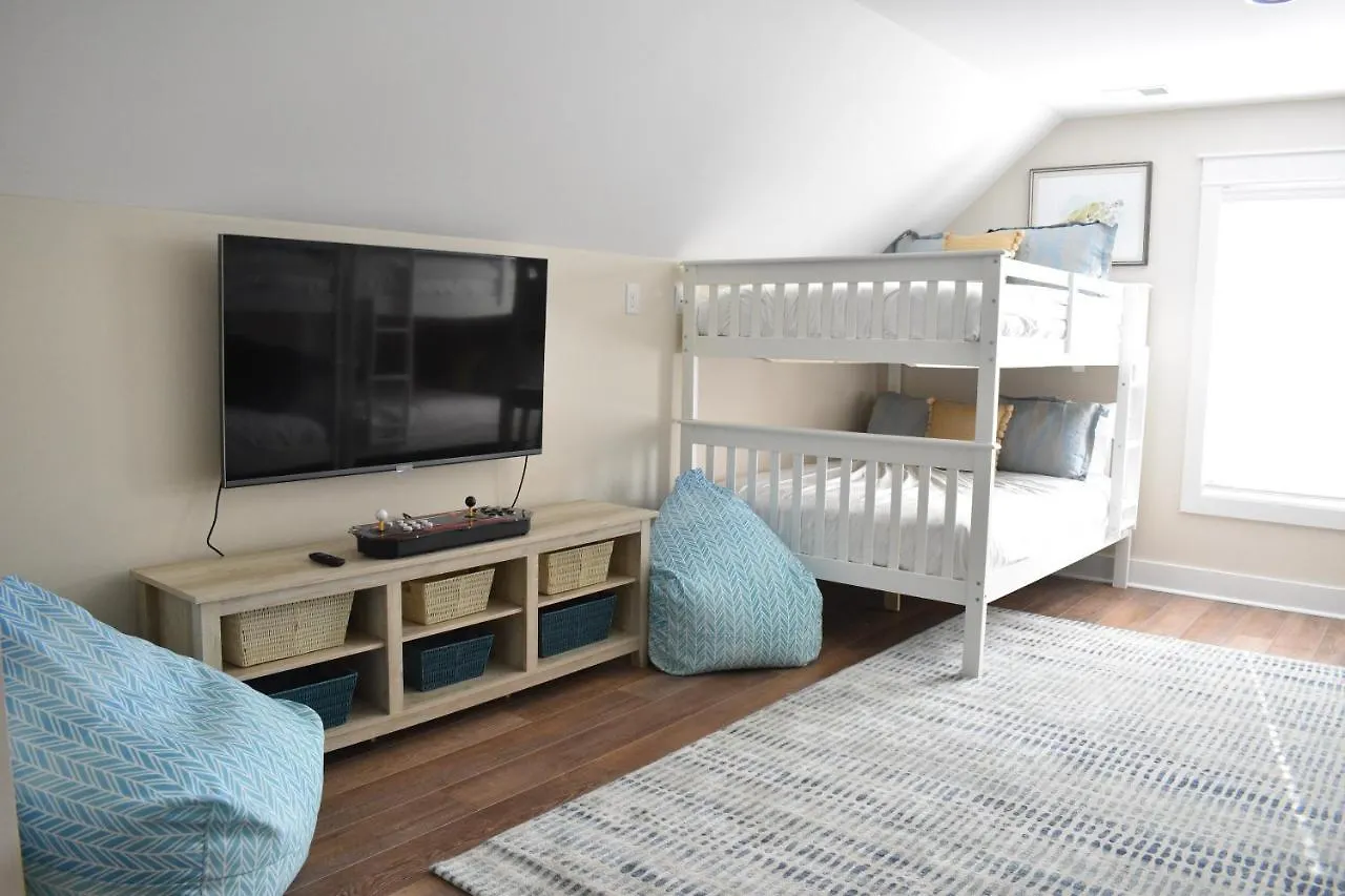 New! Heated Pool, Beach House, Elevator, Walk To The Beach! Hilton Head Island Holiday home